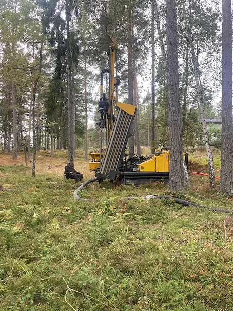 Borrning pågår i skog