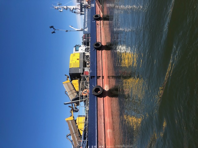 Fraktbåt med lastbilar och maskinredskap